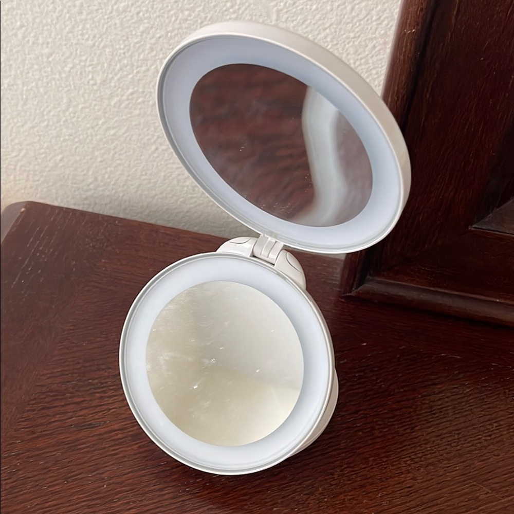 3/$10 Jewelry 💎Sale!! White Compact Decor Accent with Mirror